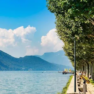 studio-esplanade-du-lac.hotels-rhonealpes.com/
